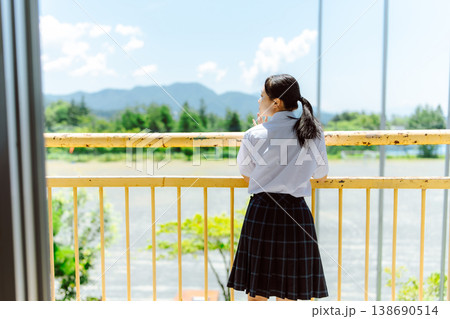 女子高生、ベランダから景色を眺める 138690514