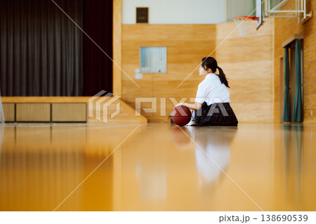体育館の床に座り込む女子生徒 138690539