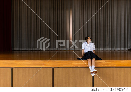 ステージに座る女子高生 ステージに座る女子高生 138690542