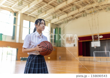バスケットボールを抱える制服姿の女子生徒 バスケットボールを抱える制服姿の女子生徒 138690543