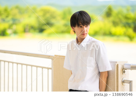 屋外で佇む男子学生 屋外で佇む男子学生 138690546