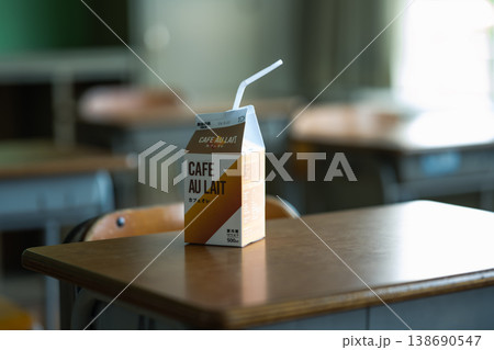 教室の机に置かれたカフェオレの紙パック 教室の机に置かれたカフェオレの紙パック 138690547