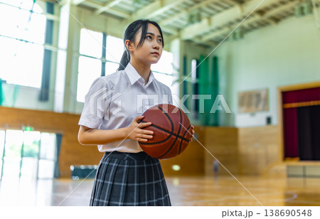 バスケットボールを持つ女子高生の表情 バスケットボールを持つ女子高生の表情 138690548