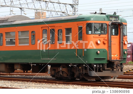 車庫へ回送中の115系湘南色車両（岡山県岡山市） 138690898