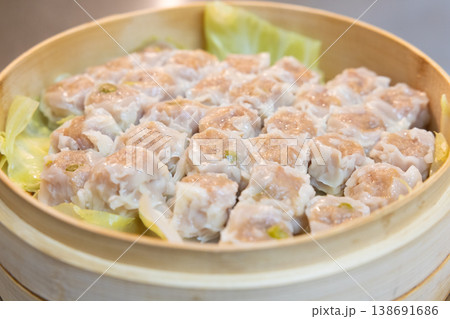 セイロで蒸す美味しい焼売 138691686