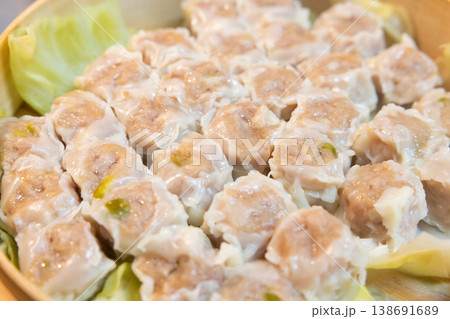 セイロで蒸す美味しい焼売 138691689