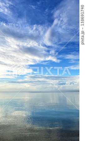 石垣島･船越漁港の海 鏡のような水面に映る青空と雲の幻想的な風景 138691740