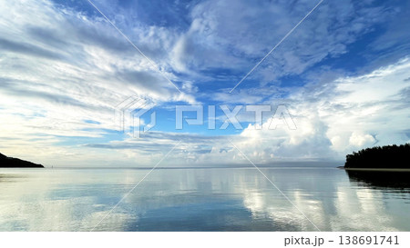 石垣島･船越漁港の海 鏡のような水面に映る青空と雲の幻想的な風景 138691741