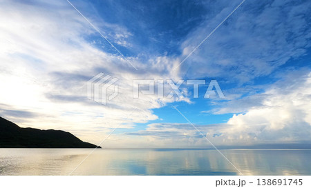 石垣島･船越漁港の海 鏡のような水面に映る青空と雲の幻想的な風景 138691745