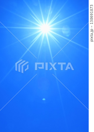 青空と太陽　直射日光　フリースペースイメージ 138691873