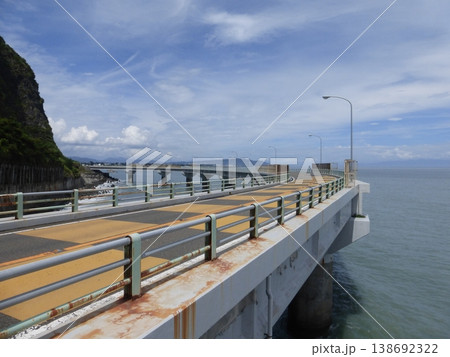 大崩海岸(静岡県静岡市駿河区)に架かる石部海上橋 大崩海岸(静岡県静岡市駿河区)に架かる石部海上橋 138692322