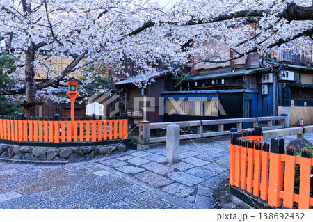 京都祇園白川の巽橋と満開の桜 (京都府京都市東山区) 京都祇園白川の巽橋と満開の桜 (京都府京都市東山区) 138692432