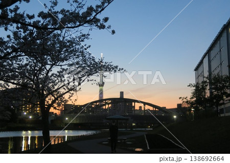 夕焼けに染まる空とスカイツリー 138692664