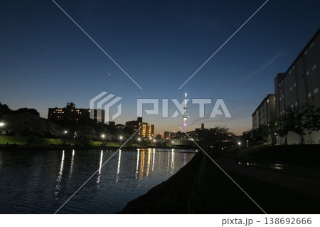 スカイツリーの見える夜景と水面反射 138692666