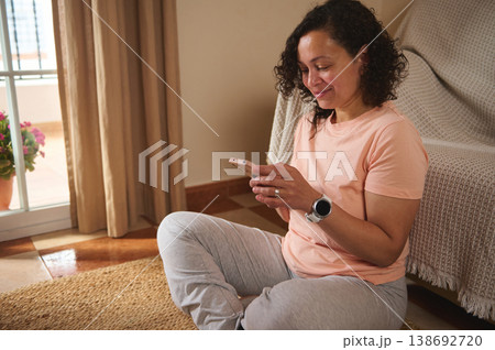 Smiling woman chatting on mobile phone, online communication concept Smiling woman chatting on mobile phone, online communication concept 138692720