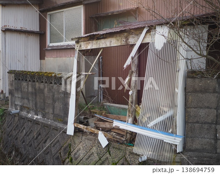 老朽化が進む日本の空き家と崩れた波板の現状 138694759