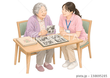 高齢者が思い出の写真を見ながら介護士と会話する心温まるひととき 138695285