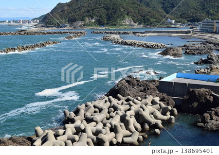 海岸の波消しブロック 海岸の波消しブロック 138695401
