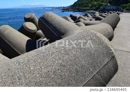 海岸の波消しブロック 海岸の波消しブロック 138695405