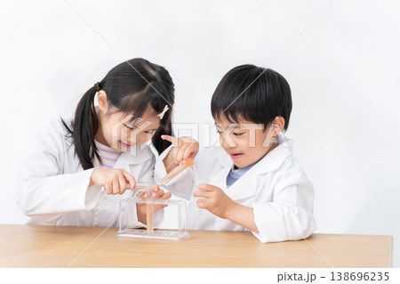 試験管を使って科学実験する子供 試験管を使って科学実験する子供 138696235