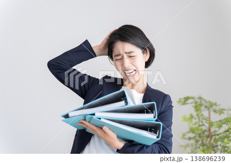 仕事で忙しいビジネスマン女性 仕事で忙しいビジネスマン女性 138696239