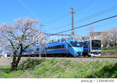 桜の間で離合する小田急60000形MSEロマンスカーと3000形 桜の間で離合する小田急60000形MSEロマンスカーと3000形 138696300