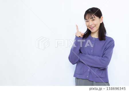 笑顔で指さしをしている女性 笑顔で指さしをしている女性 138696345