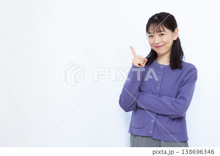 笑顔で指さしをしている女性 笑顔で指さしをしている女性 138696346