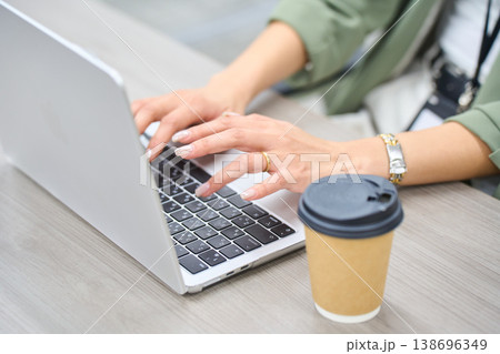 外資系IT企業でプログラミングやコーディングを行う女性の手元 外資系IT企業でプログラミングやコーディングを行う女性の手元 138696349