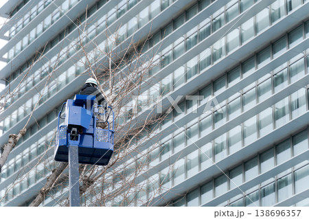 街路樹の剪定をする作業用のクレーン 138696357