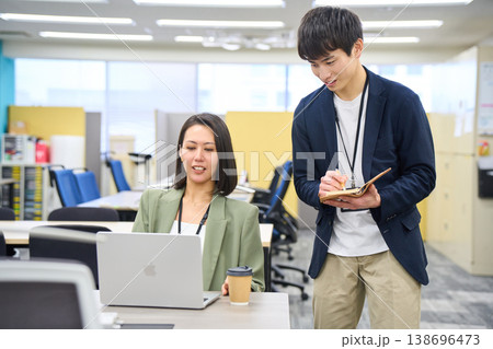 女性の指示やコードのフィードバックをメモする若い男性 女性の指示やコードのフィードバックをメモする若い男性 138696473