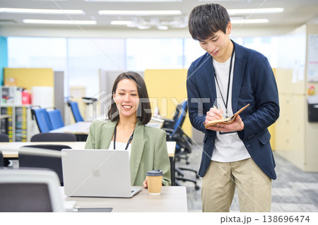 女性の指示やコードのフィードバックをメモする若い男性 女性の指示やコードのフィードバックをメモする若い男性 138696474