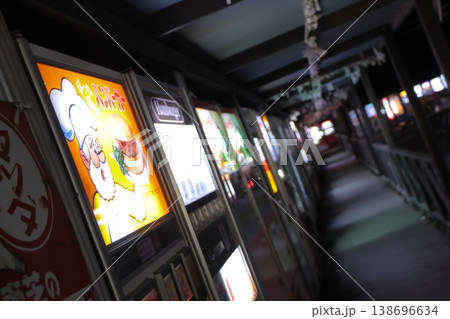 闇夜に柔らかな光を灯しながらずらりと並ぶレトロ自販機たち 闇夜に柔らかな光を灯しながらずらりと並ぶレトロ自販機たち 138696634
