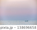朝焼けと海に浮かぶ小型船舶のイメージ写真 138696658