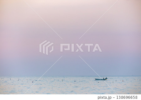 朝焼けと海に浮かぶ小型船舶のイメージ写真 朝焼けと海に浮かぶ小型船舶のイメージ写真 138696658
