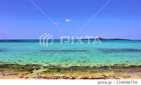 沖縄の青空と夏色のエメラルドビーチ 沖縄の青空と夏色のエメラルドビーチ 138696750