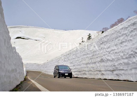 春のドライブ　八幡平アスピーテラインの雪の回廊 138697187