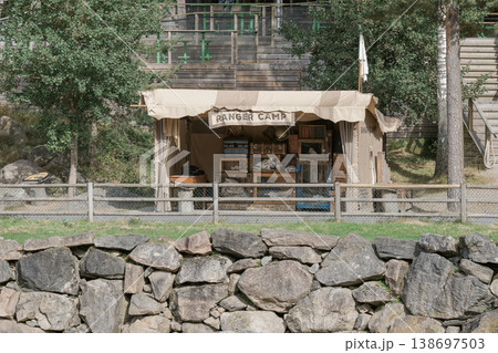 自然の中に佇む「RANGER CAMP」の看板がついた伝統的なテント小屋 自然の中に佇む「RANGER CAMP」の看板がついた伝統的なテント小屋 138697503