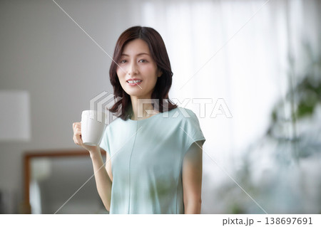 リラックスしてコーヒーを飲むミドル女性 138697691