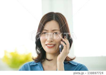 スマホを通話するミドル女性 138697724
