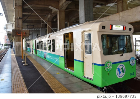 三重県　四日市あすなろう鉄道のあすなろう四日市駅プラットホームと列車 138697735