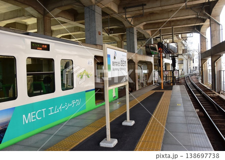 三重県　四日市あすなろう鉄道のあすなろう四日市駅プラットホームと列車 138697738