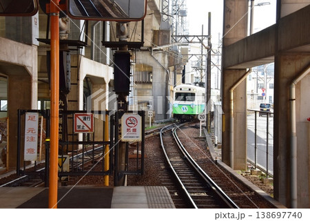 三重県　四日市あすなろう鉄道のあすなろう四日市駅プラットホームと列車 138697740