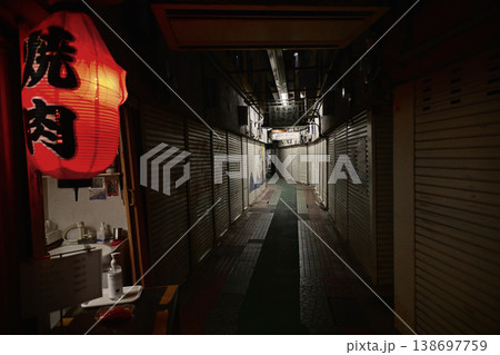 ほぼシャッター街!衰退した昭和の庶民市場 ほぼシャッター街!衰退した昭和の庶民市場 138697759