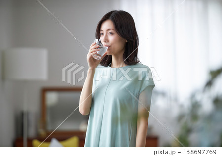 水を飲むミドル女性 138697769