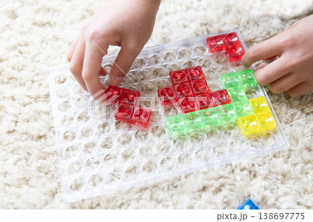 知育ブロックと子供の手 知育ブロックと子供の手 138697775