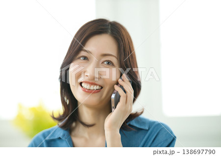 スマホを通話するミドル女性 138697790