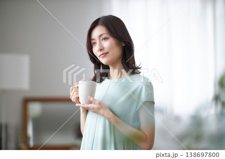 リラックスしてコーヒーを飲むミドル女性 138697800