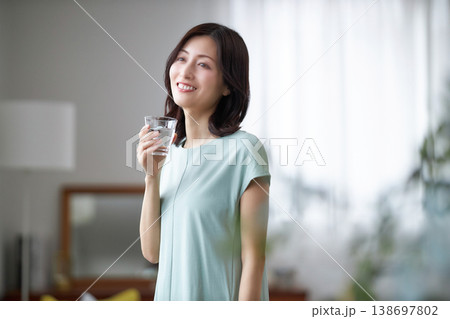 水を飲むミドル女性 138697802
