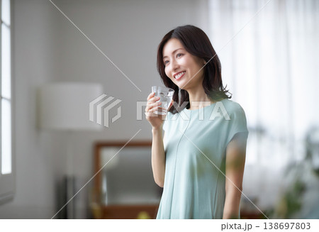 水を飲むミドル女性 138697803